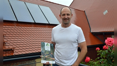 Martin Rückert ist aus Berlin zurück auf seinem Hof im Uffenheimer Ortsteil Custenlohr – zwar ohne Deutschen Waldpreis, dafür aber mit vielen Inspirationen im Kopf. Eine davon: Homeoffice im Wald. (Foto: Johannes Zimmermann)