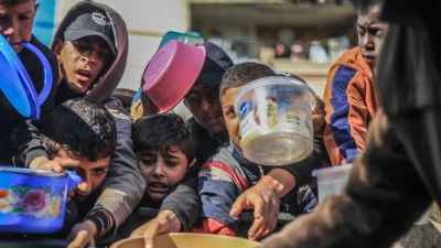 Kinder im Gazastreifen erhalten Lebensmittel. (Archivbild) (Foto: Mohammed Talatene/dpa)