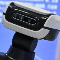 Roboter aus dem Ausland, wie dieses in China vorgeführte Modell, sind in den USA künftig unerwünscht. (Archivbild) (Foto: Johannes Neudecker/dpa)