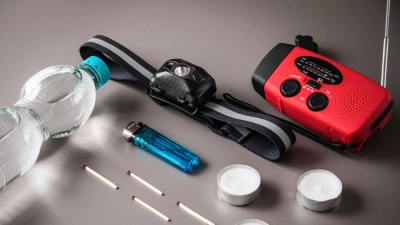 Bei Stromausfall wichtig: Taschenlampen, Kerzen und ein batteriebetriebenes oder Kurbelradio gehören in jeden Haushalt. (Foto: Christin Klose/dpa-tmn)