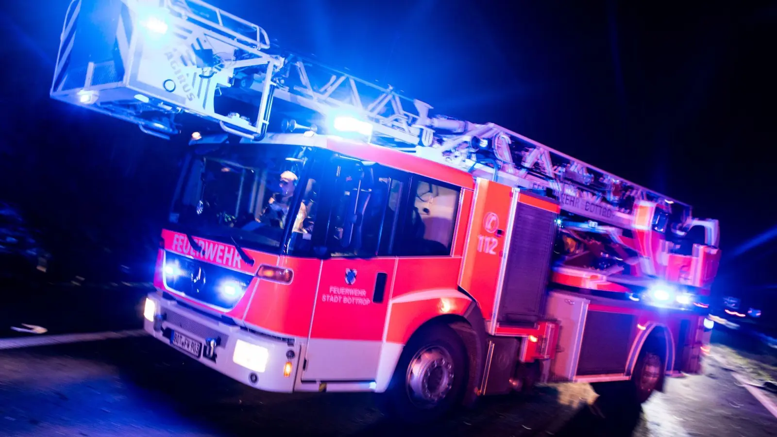 Die Feuerwehrleute verhindern, dass sich der Brand weiter ausbreitet. (Symbolbild) (Foto: Marcel Kusch/dpa)