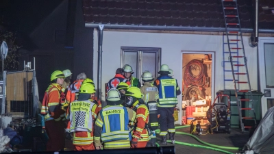 In Dippoldsberg, einem Ortsteil Wilhermsdorf im Landkreis Fürth, brannte es am Samstagabend in einem Zwischenboden einer Werkstatt. Etwa 90 Feuerwehrleute waren vor Ort. (Foto: NEWS5 / Kevin Weddig)