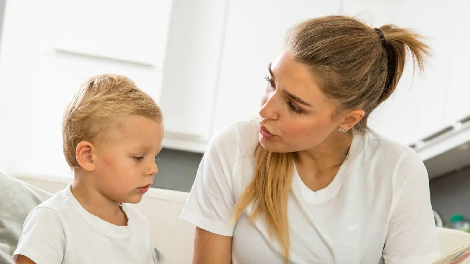 Sich übers Vorlesen dem Thema nähern: Es gibt auch Kinderbücher, die das Thema psychische Erkrankungen für kleine Kinder aufbereiten. (Foto: Christin Klose/dpa-tmn/dpa)