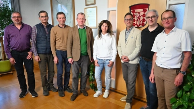 Die verabschiedeten Gemeinderäte in Sugenheim, von links Helmut Meyer, Friedrich Neuser, Kurt Bibelriether, Paul von und zu Franckenstein, Sandra Billmann, Sebastian Langemann und Reiner Stengel. Rechts Bürgermeister Anton Schiefer, der lobende Worte fü ralle fand.  (Foto: Judith Marschall)