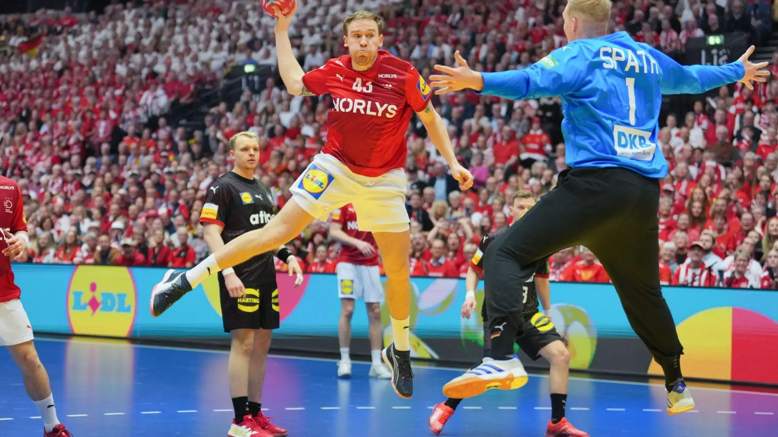 Die deutschen Handballer haben bei der WM gegen Gold-Favorit Dänemark verloren. (Foto: Sören Stache/dpa)