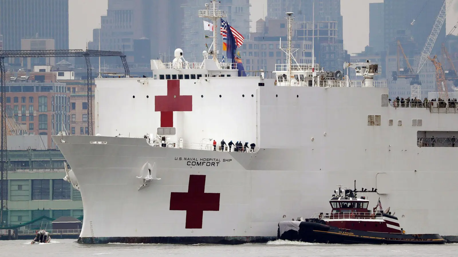 Das US-Militär betreibt zwei große Lazarettschiffe, die normalerweise eher nach Naturkatastrophen zum Einsatz kommen. (Archivbild) (Foto: Seth Wenig/AP/dpa)