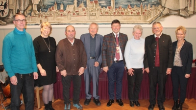 Wurden von der Stadt besonders ausgezeichnet (von links): Gerhard Rießbeck, Michaela Glaser, Ernst Schneider, Peter Mayer mit Bürgermeister Jürgen Heckel und Waltraud Helm, Alexander Maximilian Gaul und zweite Bürgermeisterin Alexandra Horst. (Foto: Hans-Bernd Glanz)