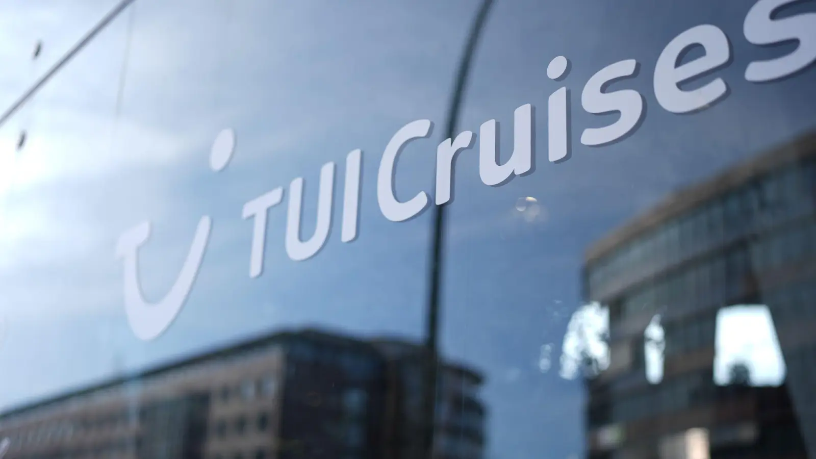 TUI Cruises muss mehrere Kreuzfahrten streichen, weil die Mein Schiff 4 und die Mein Schiff 5 im Persischen Golf festliegen. (Foto: Marcus Brandt/dpa/dpa-tmn)