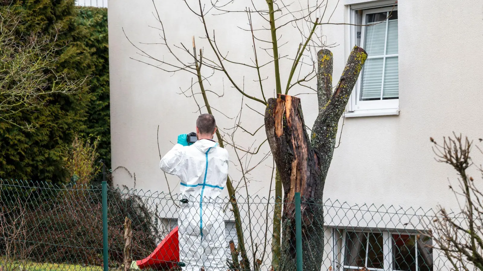 Am Montag waren Spezialisten der Spurensicherung am Haus im Einsatz. (Foto: Daniel Vogl/dpa)