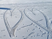 Zwei Schneeherzen ... - gesehen bei Bad Windsheim. (Foto: Birgit Schüsterl)