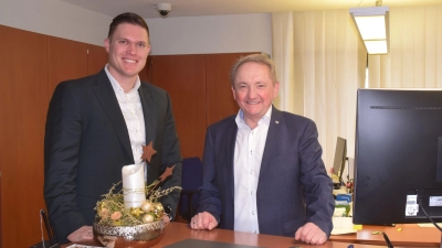 Helmut Schießl (rechts) freut sich nach über 48 Jahren als Banker auf seinen Ruhestand, weiß er doch seine Nachfolge bei Johannes Gegner in guten Händen. (Foto: Gerhard Krämer)