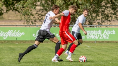 Der RSV Sugenheim (im roten Trikot Elias Hübner) und der TSV Markt Erlbach (links Florian Redlingshöfer, rechts Jannes Rücker) trennten sich mit einem torlosen Unentschieden. (Foto: Markus Zahn)