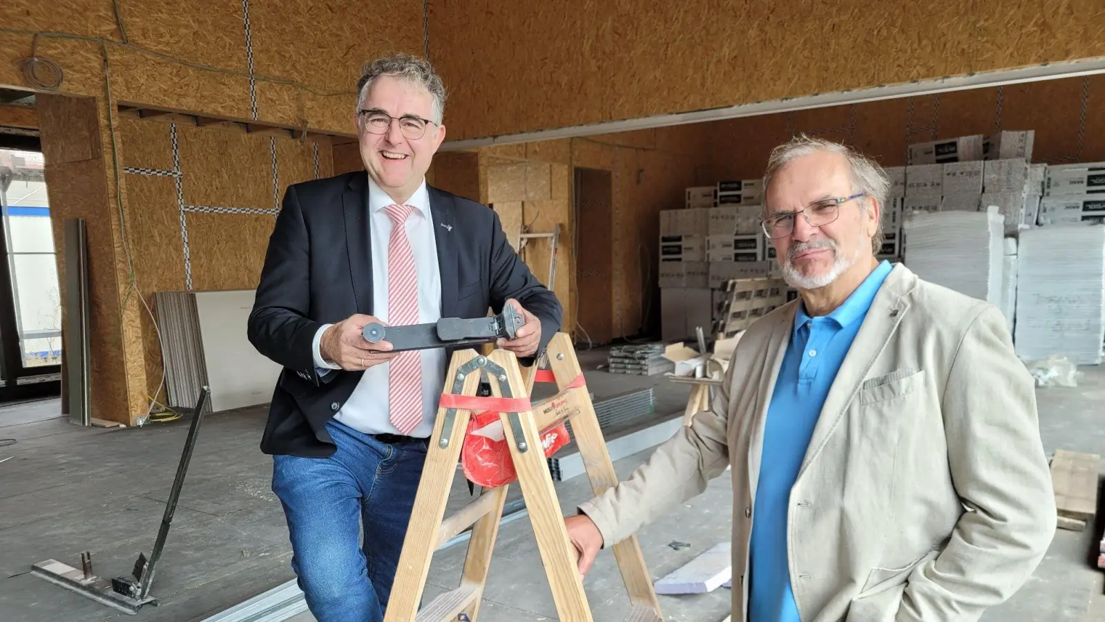 Dekan Jörg Dittmar (links) und Thomas Spyra im Saal des neuen evangelischen Gemeindehauses. Hier soll bald getanzt, gelacht und gefeiert werden. (Foto: Nina Daebel)