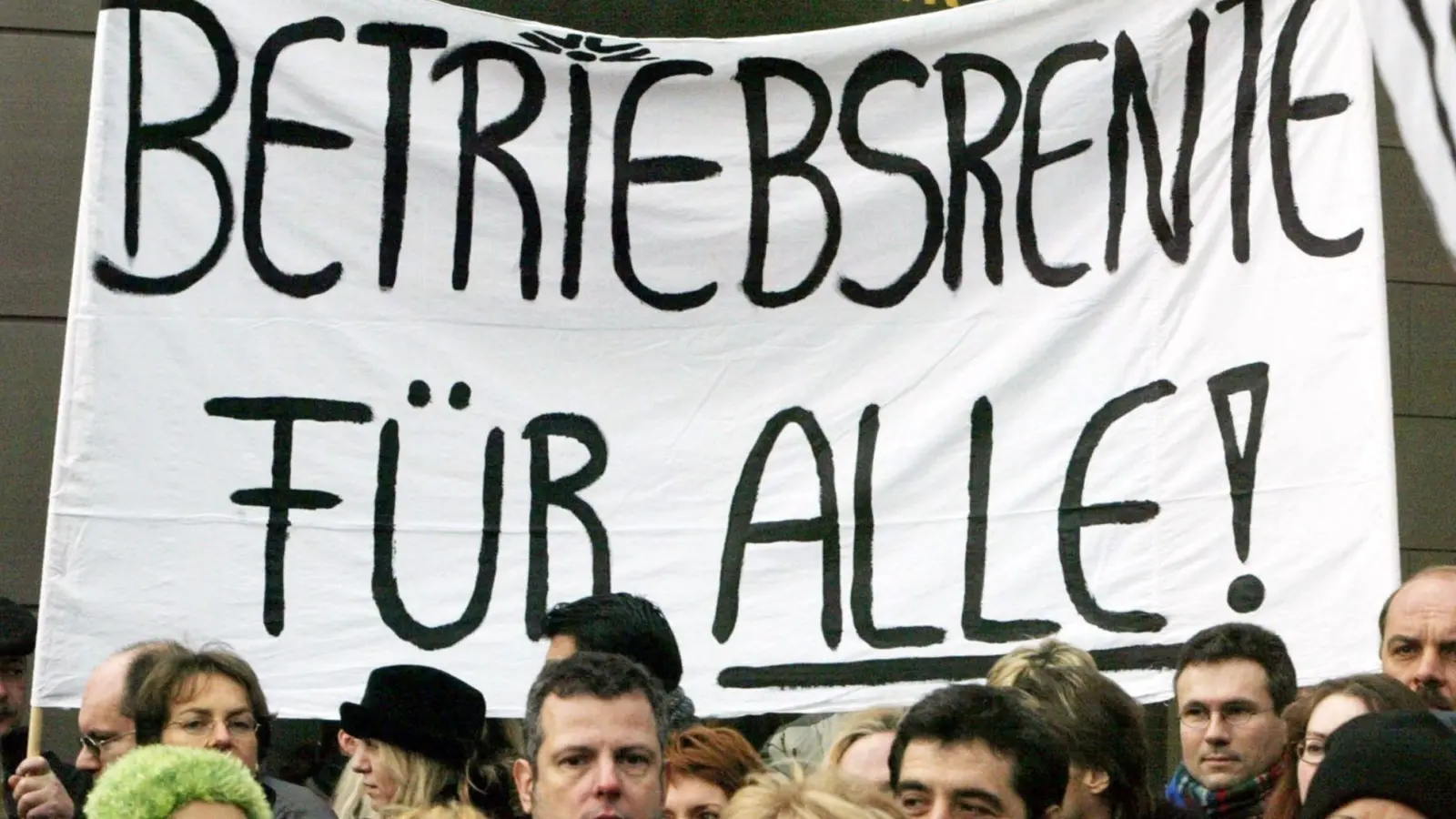 In den unteren Gehaltsgruppen mit einem Bruttolohn bis zu 2.500 Euro hat laut der Alterssicherungskommission nur rund ein Drittel der Beschäftigten Anspruch auf eine betriebliche Altersvorsorge. (Archivbild) (Foto: Frank Rumpenhorst/dpa)
