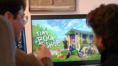 Als Bachelor-Arbeit an der Uni entstanden, inzwischen ein großer Verkaufserfolg: Das Spiel „Tiny Bookshop“ mit ihren beiden Entwicklern David Zapfe-Wilde (links) und Raven Rusch.  (Foto: Wolf von Dewitz/dpa)