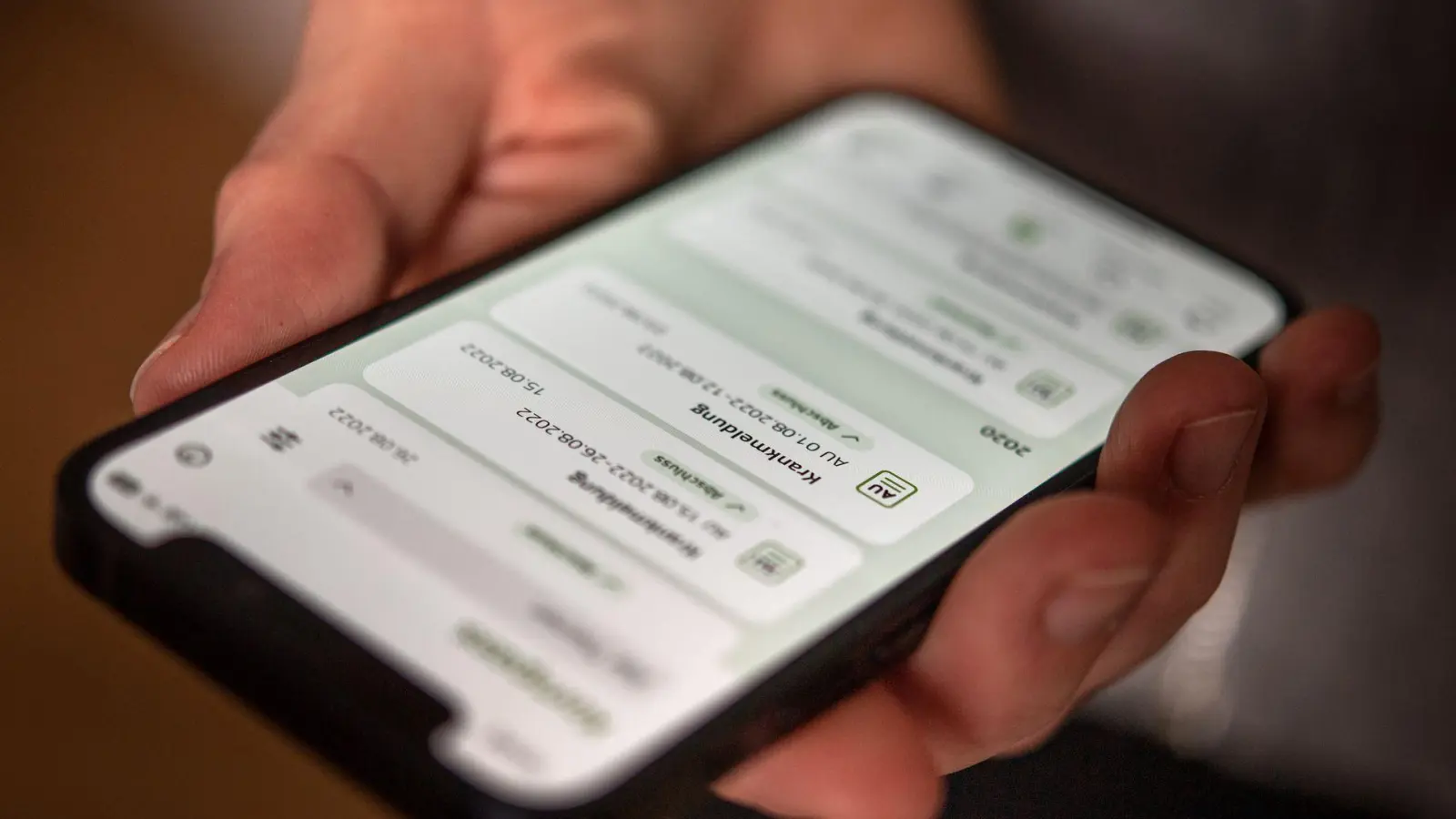 Damit das Krankengeld ohne Unterbrechung weitergezahlt wird, müssen Versicherte rechtzeitig selbst eine Folgebescheinigung ihrer Arbeitsunfähigkeit einholen. (Foto: Zacharie Scheurer/dpa-tmn)