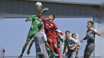 Der Torhüter der SG Weigenheim, Andre Röttlingshöfer, stand mehrfach im Blickpunkt. Hier faustet er den Ball vor dem Ansbacher Rom Mory (links) aus der Gefahrenzone. (Foto: Martin Rügner)