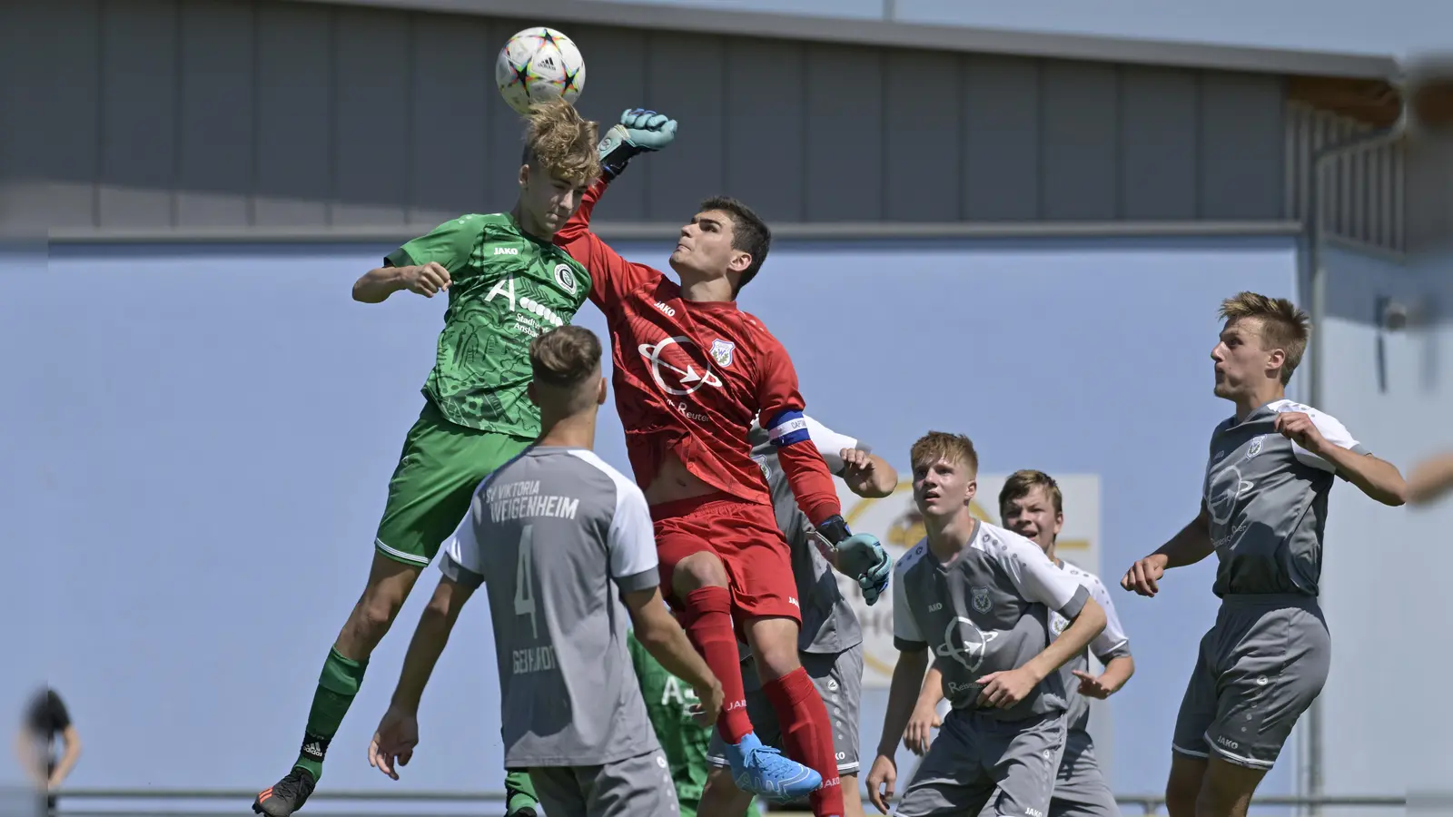 Der Torhüter der SG Weigenheim, Andre Röttlingshöfer, stand mehrfach im Blickpunkt. Hier faustet er den Ball vor dem Ansbacher Rom Mory (links) aus der Gefahrenzone. (Foto: Martin Rügner)