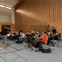 Nicht nur individuell, sondern auch in der Gruppe wie hier bei der kürzlich stattgefundenen ersten Probe des „Projektorchesters JBO Aischgrund“, dirigiert von Jonathan Knoch, kann man in der Musikschule das Musizieren erlernen. (Foto: Wolfgang Schniske)