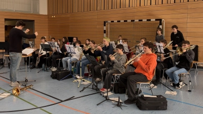 Nicht nur individuell, sondern auch in der Gruppe wie hier bei der kürzlich stattgefundenen ersten Probe des „Projektorchesters JBO Aischgrund“, dirigiert von Jonathan Knoch, kann man in der Musikschule das Musizieren erlernen. (Foto: Wolfgang Schniske)