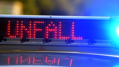 Bei einem Auffahrunfall starb in Franken ein 68 Jahre alter Mann. (Symbolbild) (Foto: Stefan Puchner/dpa)
