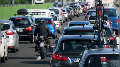 Nein, so nicht: Das Befahren einer Rettungsgasse ist verboten - auch für Motorradfahrer. (Foto: Andrea Warnecke/dpa-tmn)