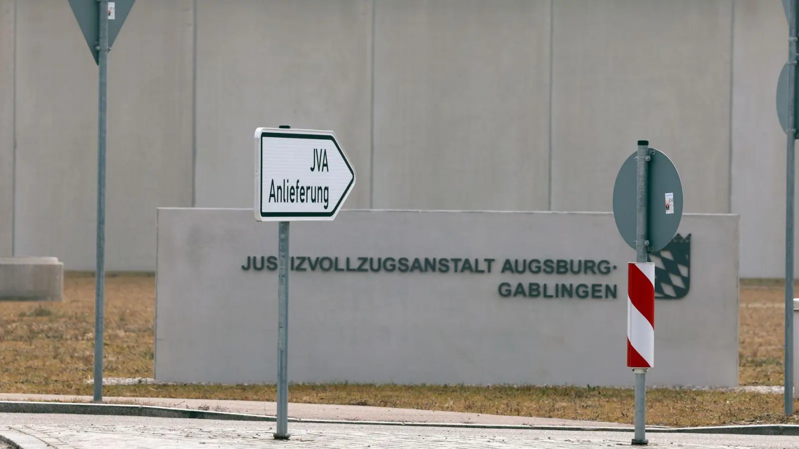 Wegen der Misshandlung von Häftlingen sind drei Beamte der JVA Augsburg-Gablingen angeklagt worden. (Archivbild) (Foto: Karl-Josef Hildenbrand/dpa)