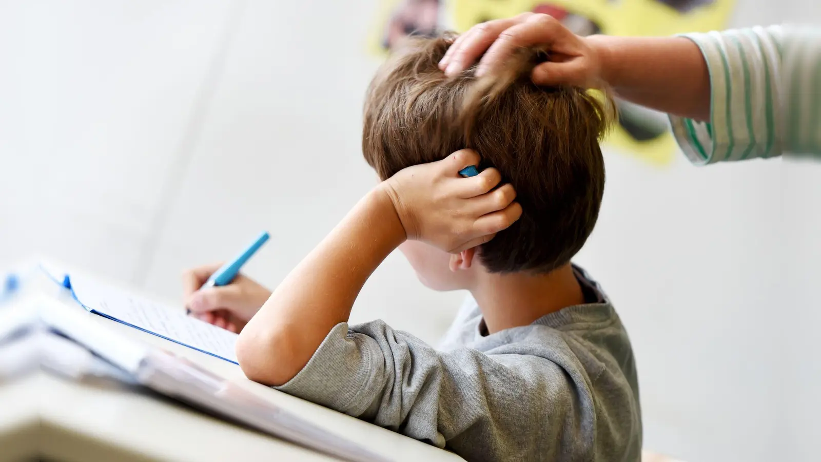 Ein mitleidiger Satz wie „Mir hat die Schule auch nie Spaß gemacht“ wirkt nicht motivierend und sollte für Eltern tabu sein.  (Foto: Felix Kästle/dpa/dpa-tmn)