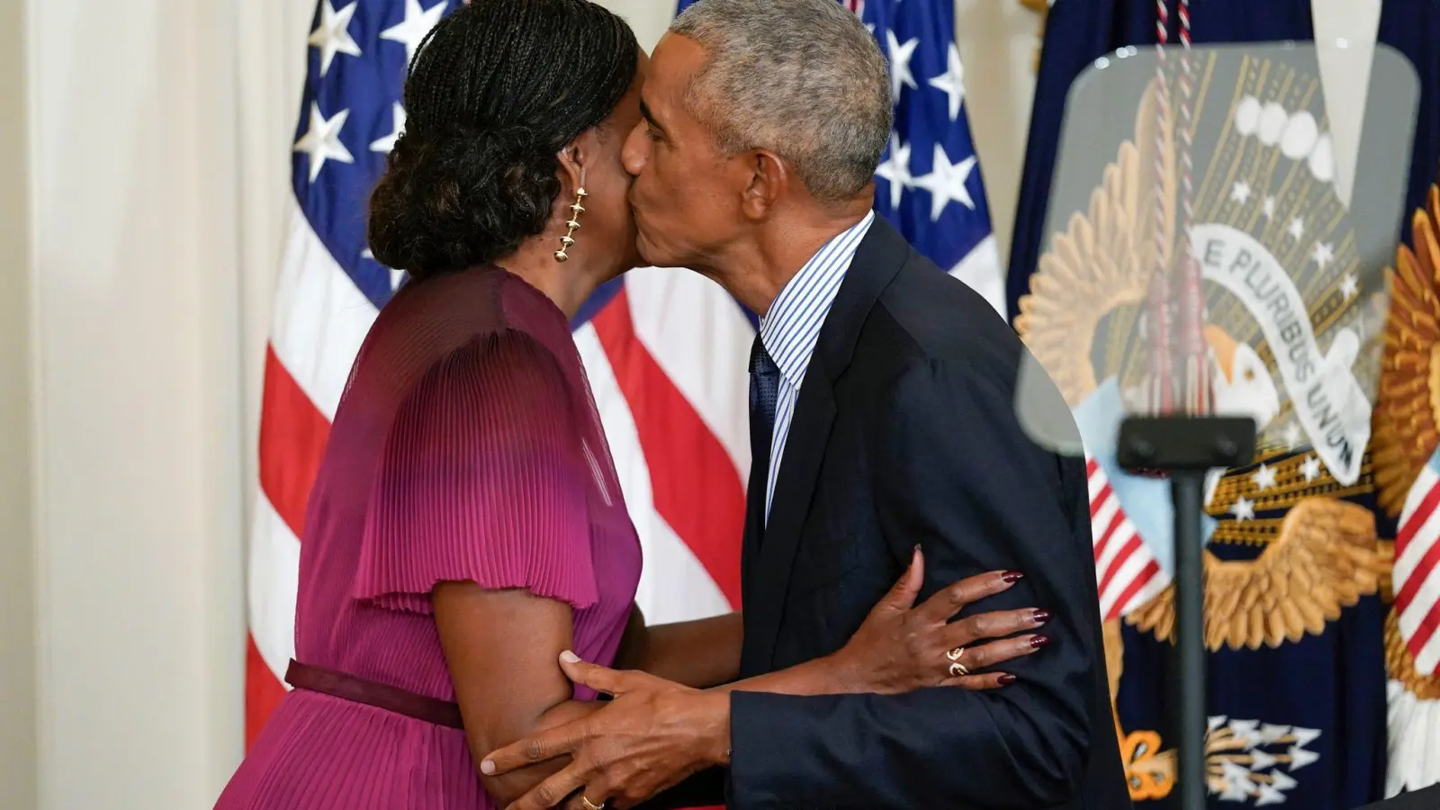 Michelle und Barack Obama sind seit 30 Jahren miteinander verheiratet. (Foto: Andrew Harnik/AP/dpa)