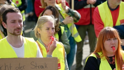 Mehr Geld, mehr Zeit: Dafür protestieren die Beschäftigten im öffentlichen Dienst. (Foto: Henning Kaiser/dpa)