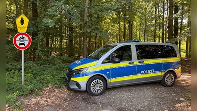 Nach dem Fund eines menschlichen Torsos sucht die Polizei rund um den Fundort in einem Waldstück nach Spuren. (Foto: Birgitta von Gyldenfeldt/dpa)