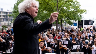 Der Dirigent Sir Simon Rattle und das  bayerische Landesjugendorchester. (Foto: Sven Hoppe/dpa/Archivbild)