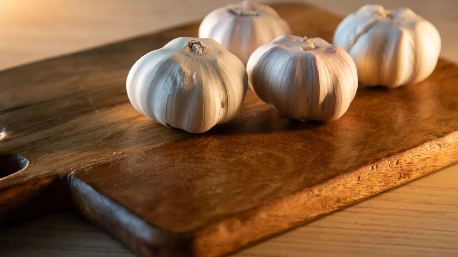 Knoblauch ist beliebt in der Küche, das Schälen kostet jedoch Zeit und Geduld. (Foto: Christin Klose/dpa-tmn)