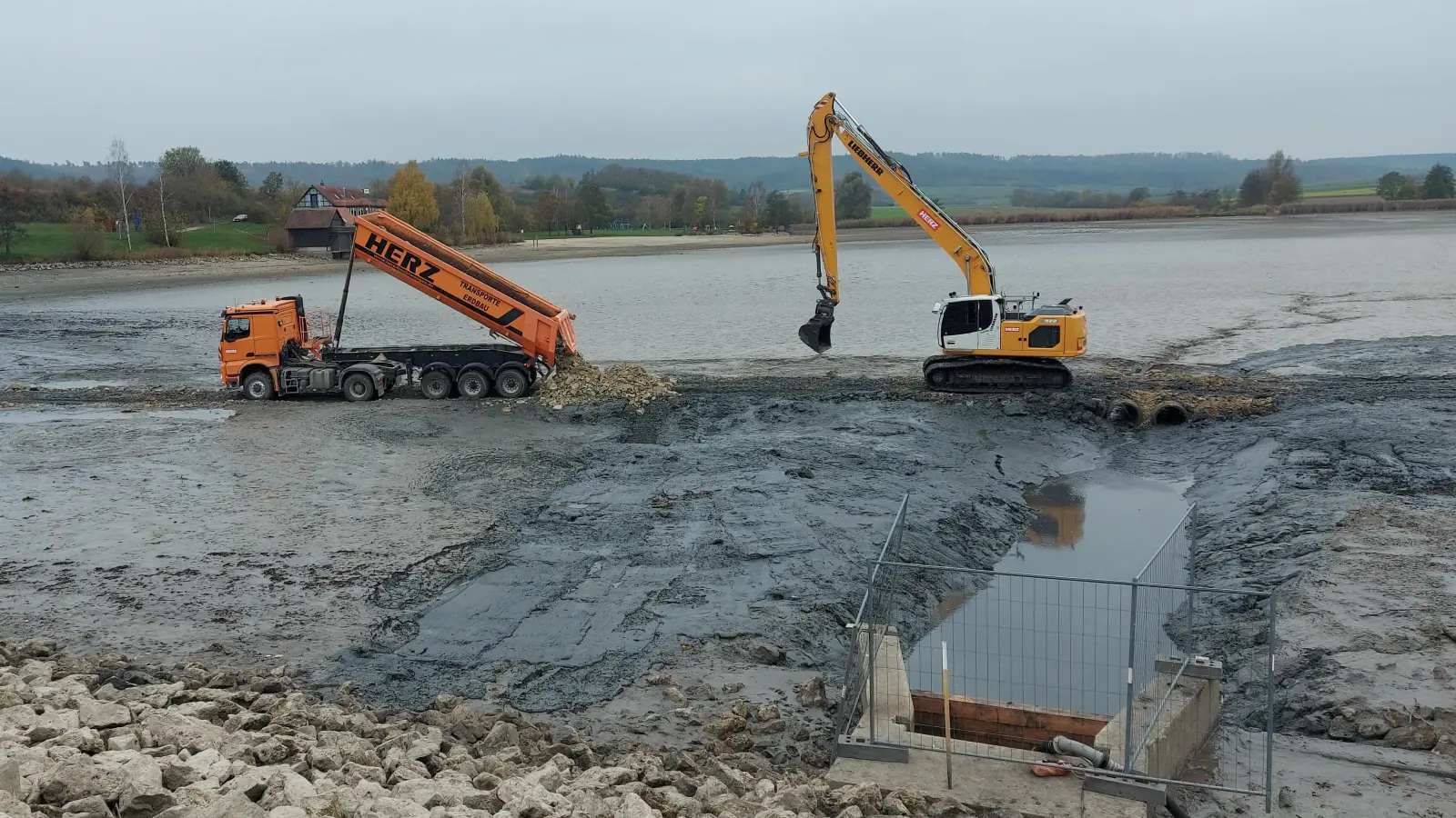 Zur Überprüfung und Sanierung des seeseitigen Einlaufs ist eine Baustraße nötig. Auch das Sediment im Bereich der Damm-Mitte muss hierfür mit einem Langstielbagger geräumt werden. (Foto: WWA/Heiko Moßhammer)