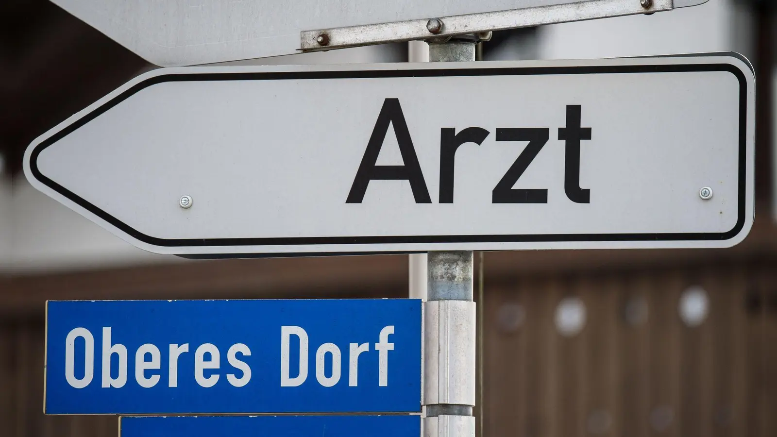 Künftige Landärzte haben auch ohne Einser-Abi Chancen auf einen Medizinstudienplatz. (Symbolbild) (Foto: Armin Weigel/dpa)