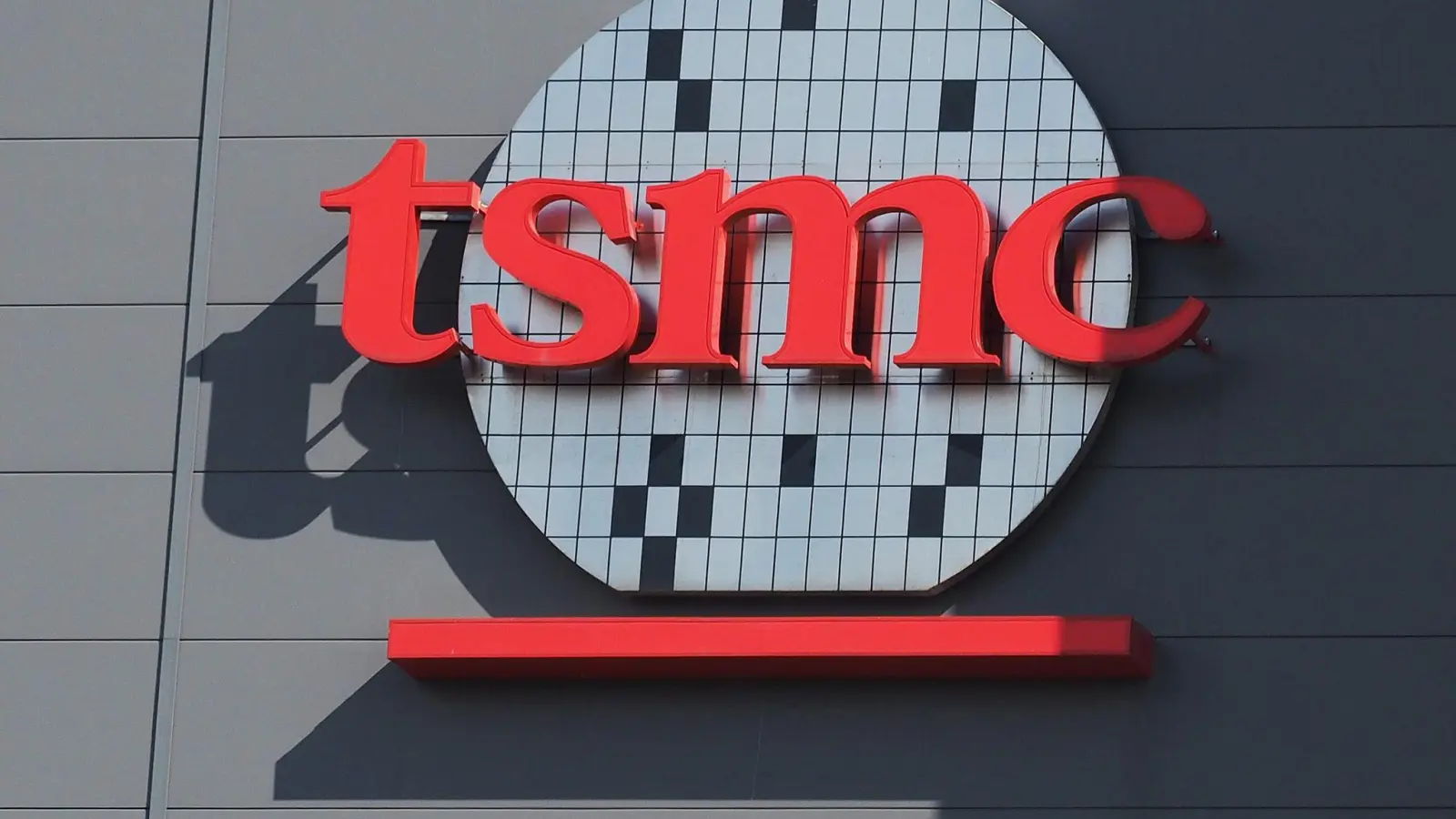 TSMC produziert den Großteil der weltweit genutzten Hightech-Chips. (Archivbild)  (Foto: David Chang/EPA/dpa)