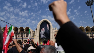 Für Chameneis Anhänger und die iranische Führung ist die Staatstrauer zugleich Abschied und Demonstration politischer Geschlossenheit. (Foto: Altaf Qadri/AP photo/dpa)