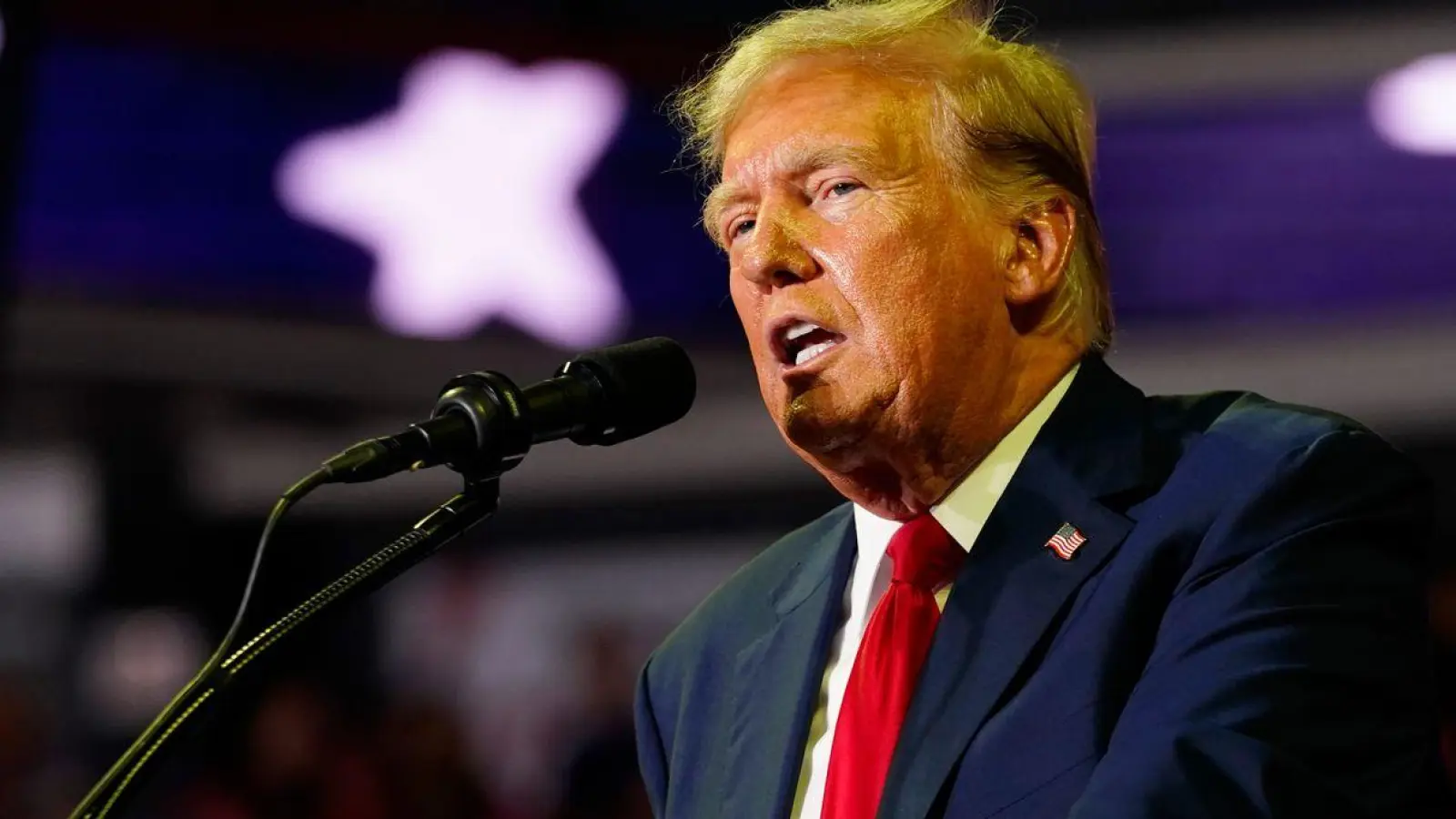 Der ehemalige US-Präsident Donald Trump spricht bei einer Wahlkampfveranstaltung an der Temple University. (Foto: Chris Szagola/AP/dpa)