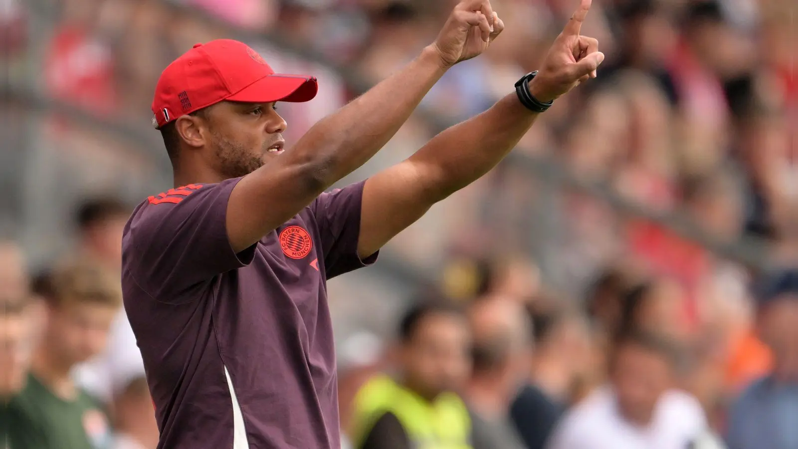 Bayern-Trainer Vincent Kompany will auch die Liga-Generalprobe gewinnen. (Foto: Peter Kneffel/dpa)