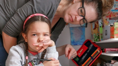 Um die emotionale Beziehung zum Kind nicht zu belasten, übertragen viele Eltern die Nachhilfe lieber einer außenstehenden Fachkraft. (Foto: Mascha Brichta/dpa-tmn)