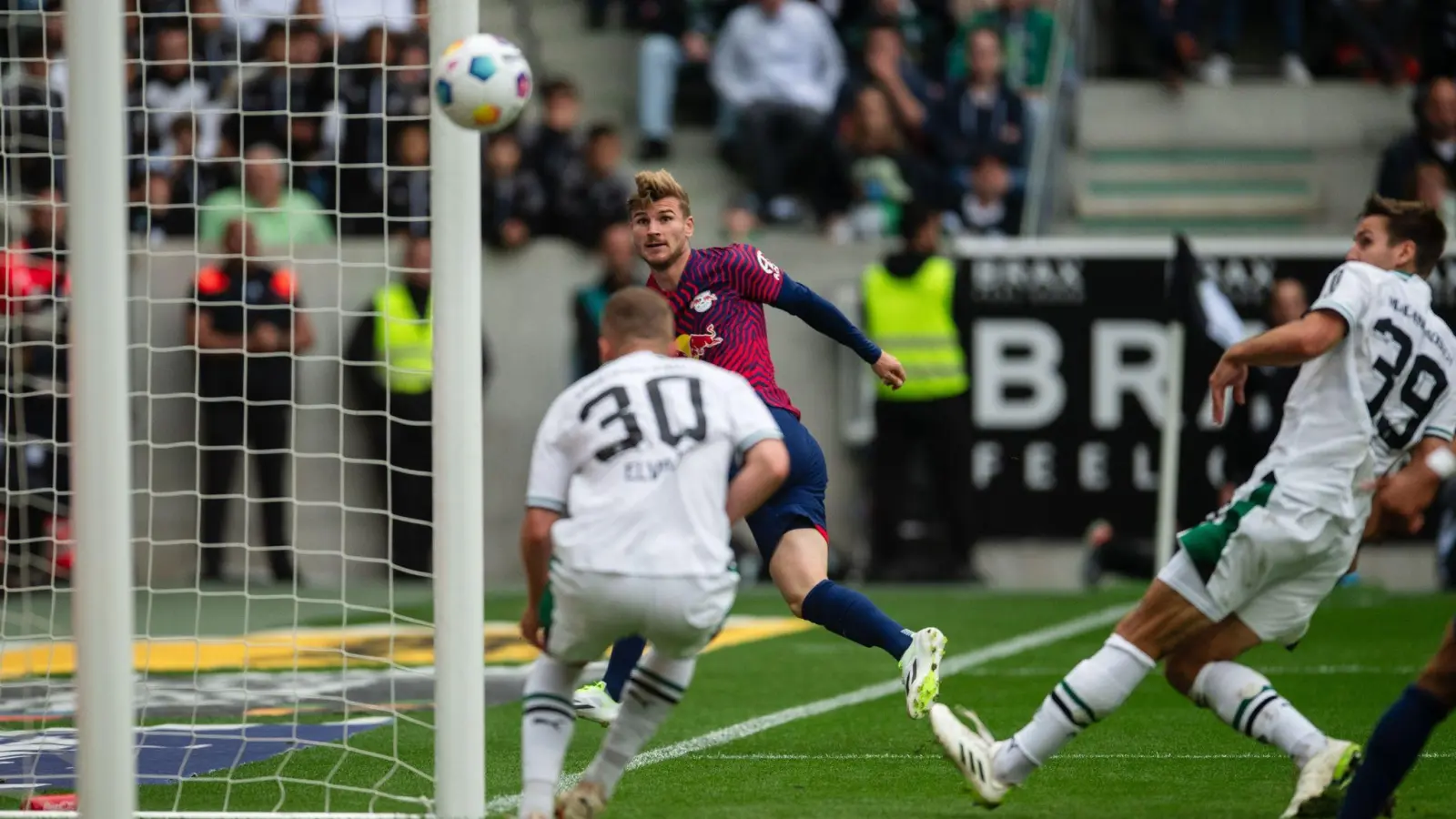 Aus anspruchsvollem Winkel traf Timo Werner (M) gegen Borussia Mönchengladbach zum 1:0-Siegtreffer. (Foto: Marius Becker/dpa)