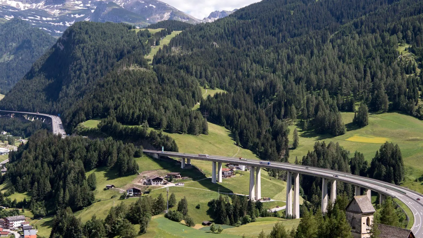 Das Verkehrsaufkommen auf der Brenner-Autobahn ist in den vergangenen Jahren weiter gestiegen. (Archivbild) (Foto: Sven Hoppe/dpa)