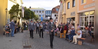 Die Schützen ziehen am Sonntag durch Uffenheim.  (Foto: Gerhard Krämer)
