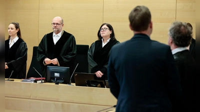 Ein Richter (vorn) trieb es vor allem während seiner Arbeitszeit zu weit ‒ und wurde dafür nun von einem Kollegen verurteilt. (Foto: David Ebener/dpa)
