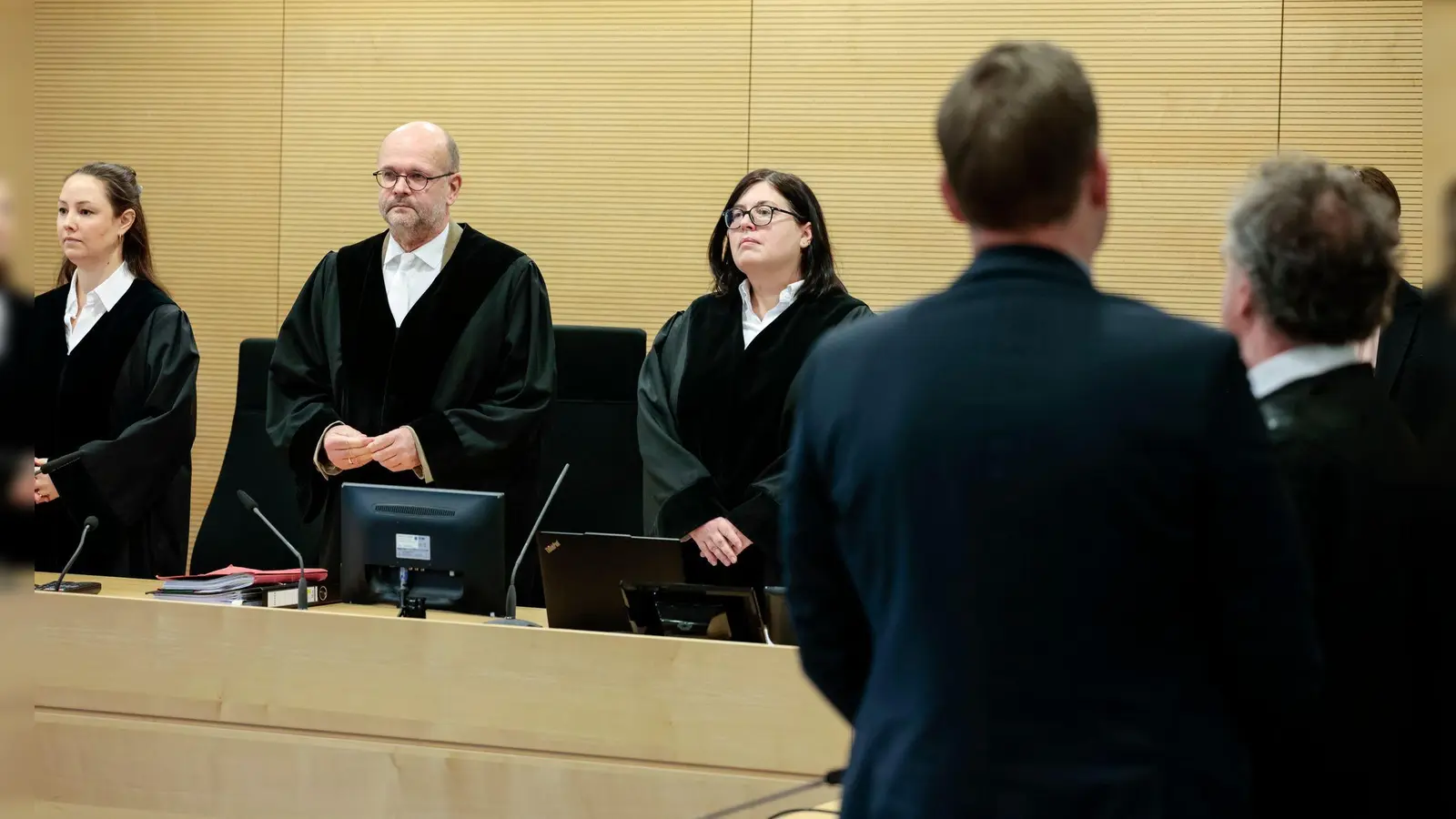 Ein Richter (vorn) trieb es vor allem während seiner Arbeitszeit zu weit ‒ und wurde dafür nun von einem Kollegen verurteilt. (Foto: David Ebener/dpa)