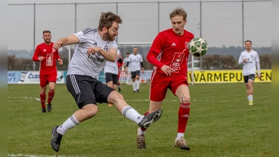 Ohne Tore endete das Derby zwischen dem VfB Schillingsfürst (links Jannis Roll) und Dombühl (rechts Jan Teutscher). (Foto: Markus Zahn)