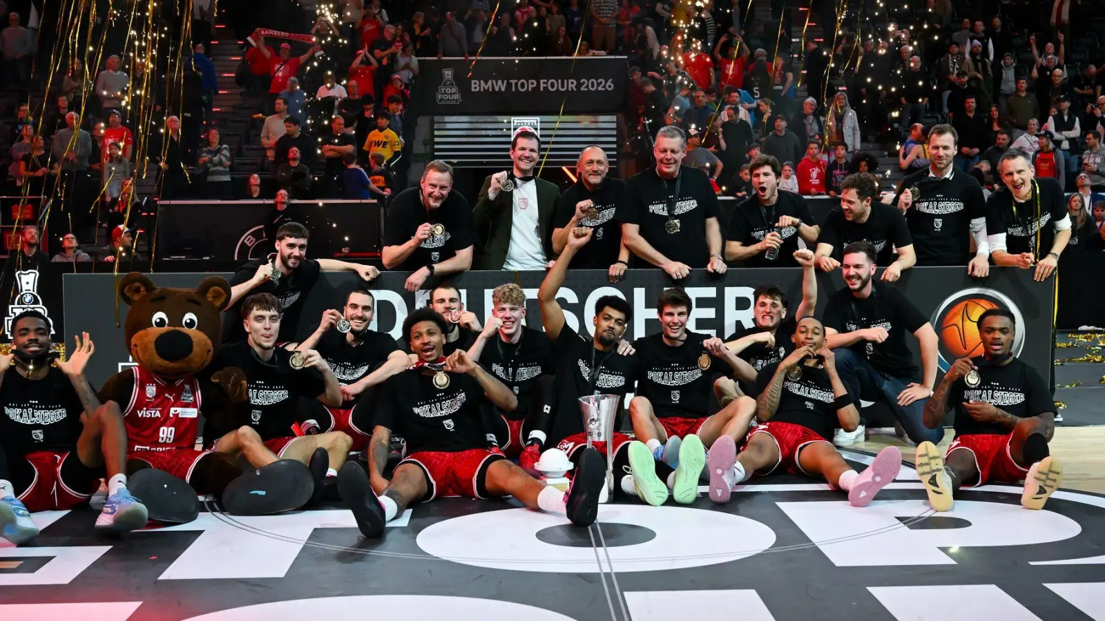 Die Bamberger bejubeln ausgelassen ihren Coup. (Foto: Sven Hoppe/dpa)