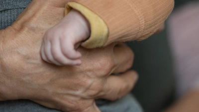 Junge Großeltern sind in Deutschland ein seltenes Phänomen, der Trend geht in eine andere Richtung. (Foto: Sebastian Gollnow/dpa)