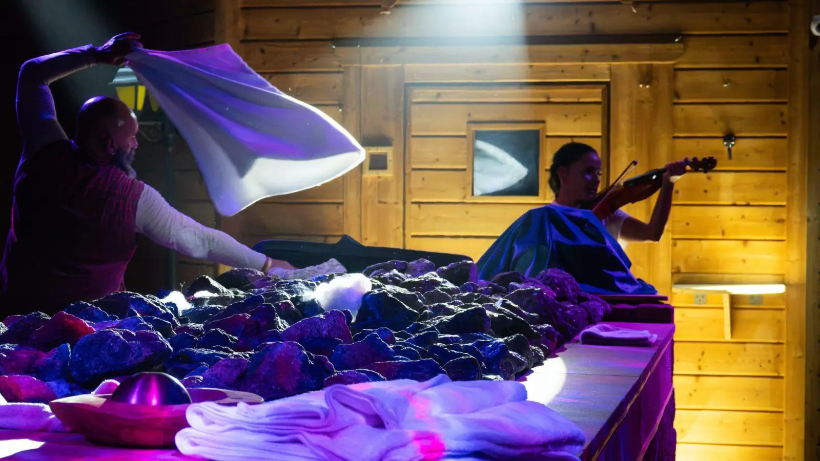 Kein alltäglicher Anblick: Auch eine Geige ist in der Sauna dabei. (Foto: Andreas Hill/dpa)