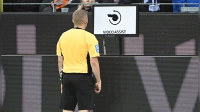 Schiedsrichter Timo Gansloweit prüft eine Entscheidung am Bildschirm. (Archivbild)  (Foto: Uli Deck/dpa)